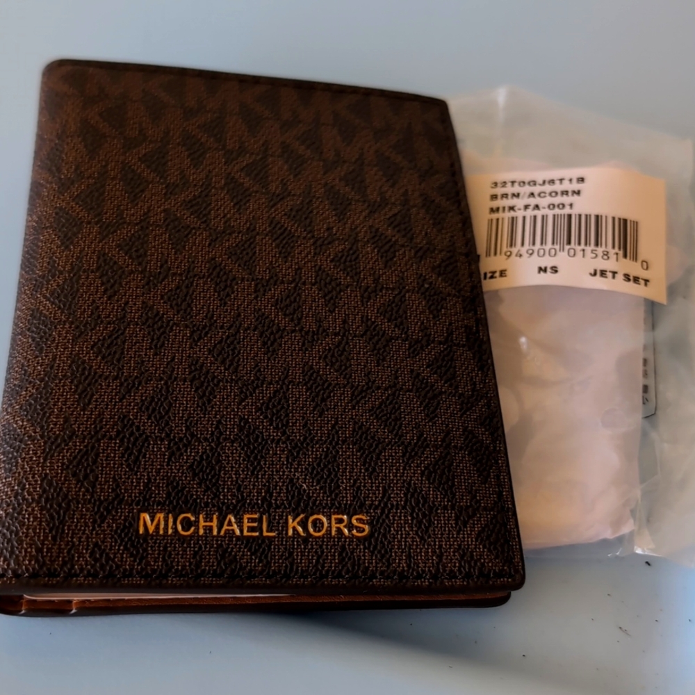 NWT Michael Kors Jet Set passport holder